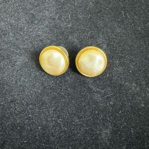Vintage‎ 80s 90s Classic Timeless Gold Tone Faux Pearl Statement Stud Earrings